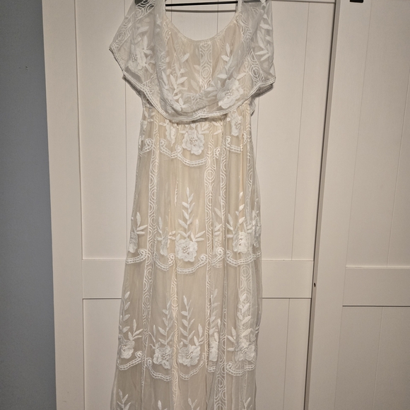 Elegant White Floral Lace Dress - Picture 1 of 2
